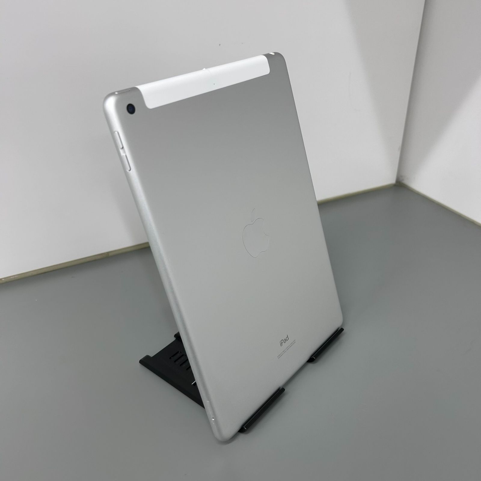 iPad 第8世代 32GB セルラー SV 画面白もや有 - メルカリ