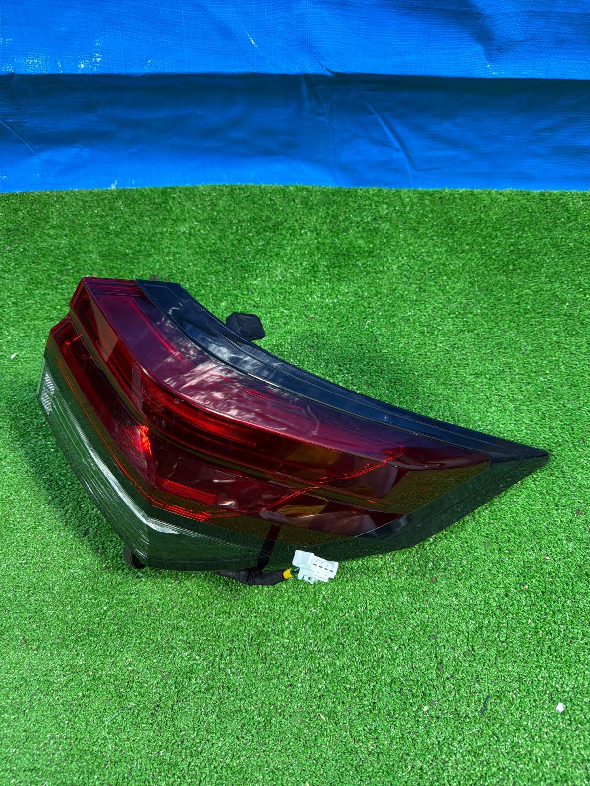 日産 ノートオーラ E13 純正 右側 テールランプ ICHIKOH D269 (2252