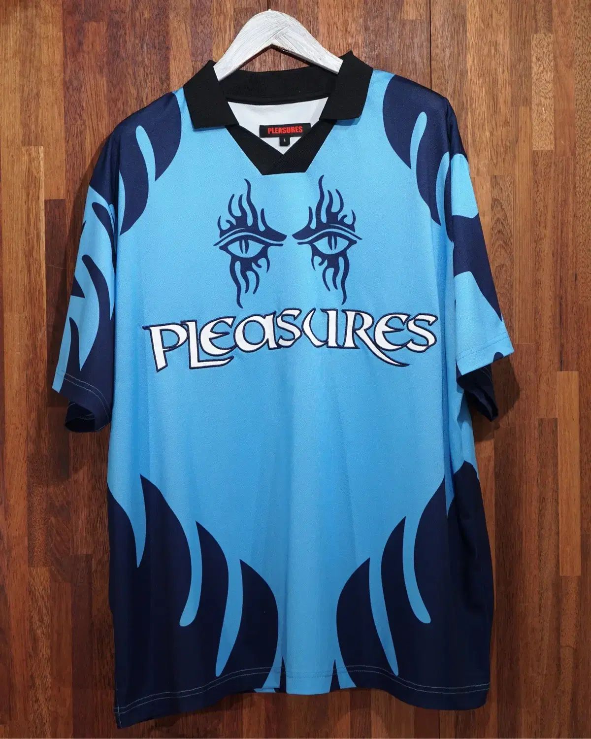 PLEASURES サッカー ジャージ Tシャツ