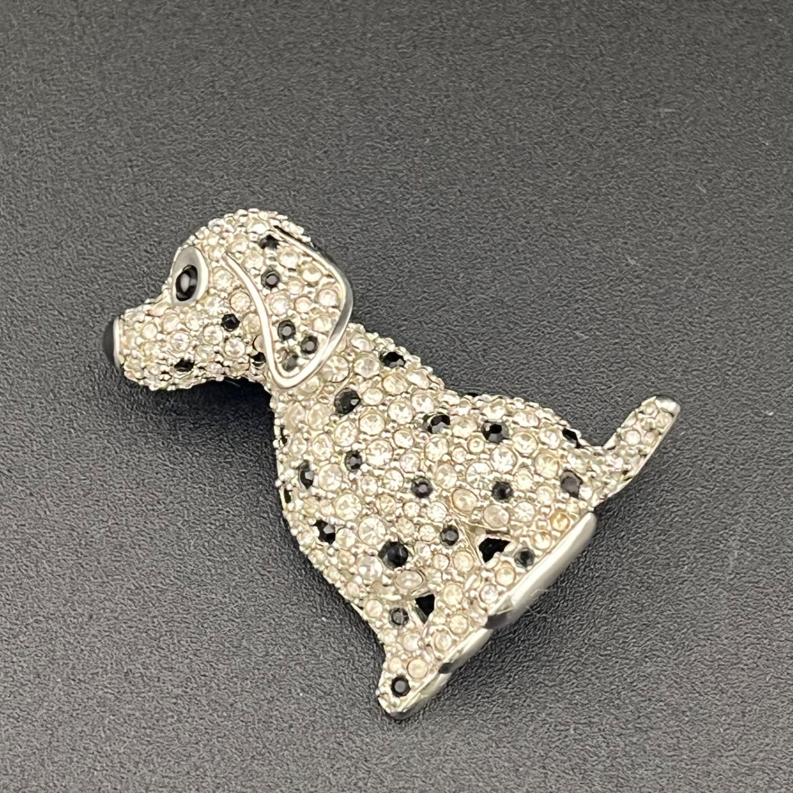 スワロフスキー ブローチ 犬 ダルメシアン - メルカリ