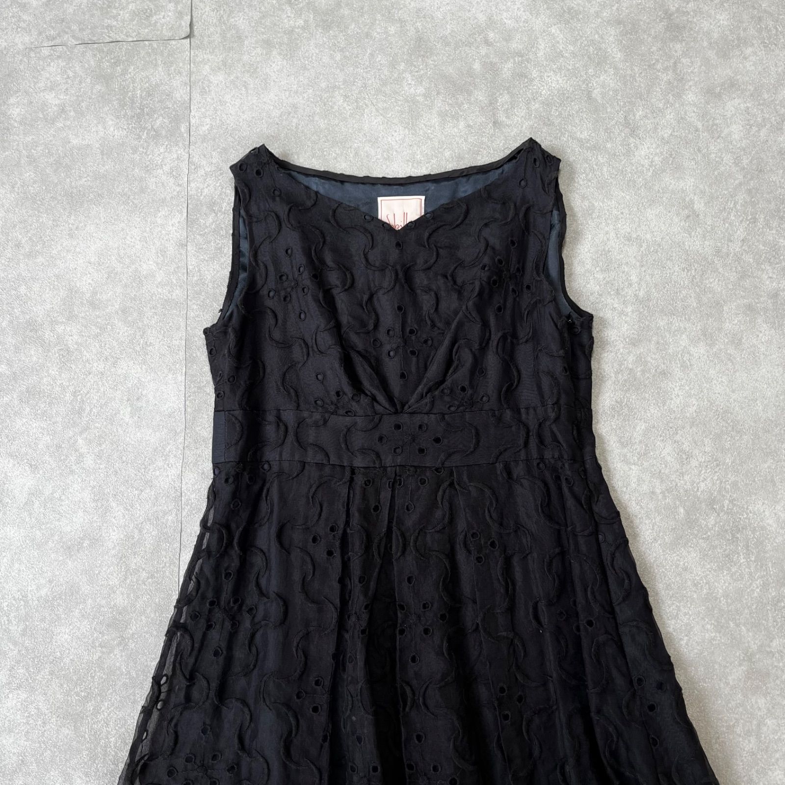 シビラ sybilla 立体刺繍入り膝丈ノースリーブワンピース ブラック 