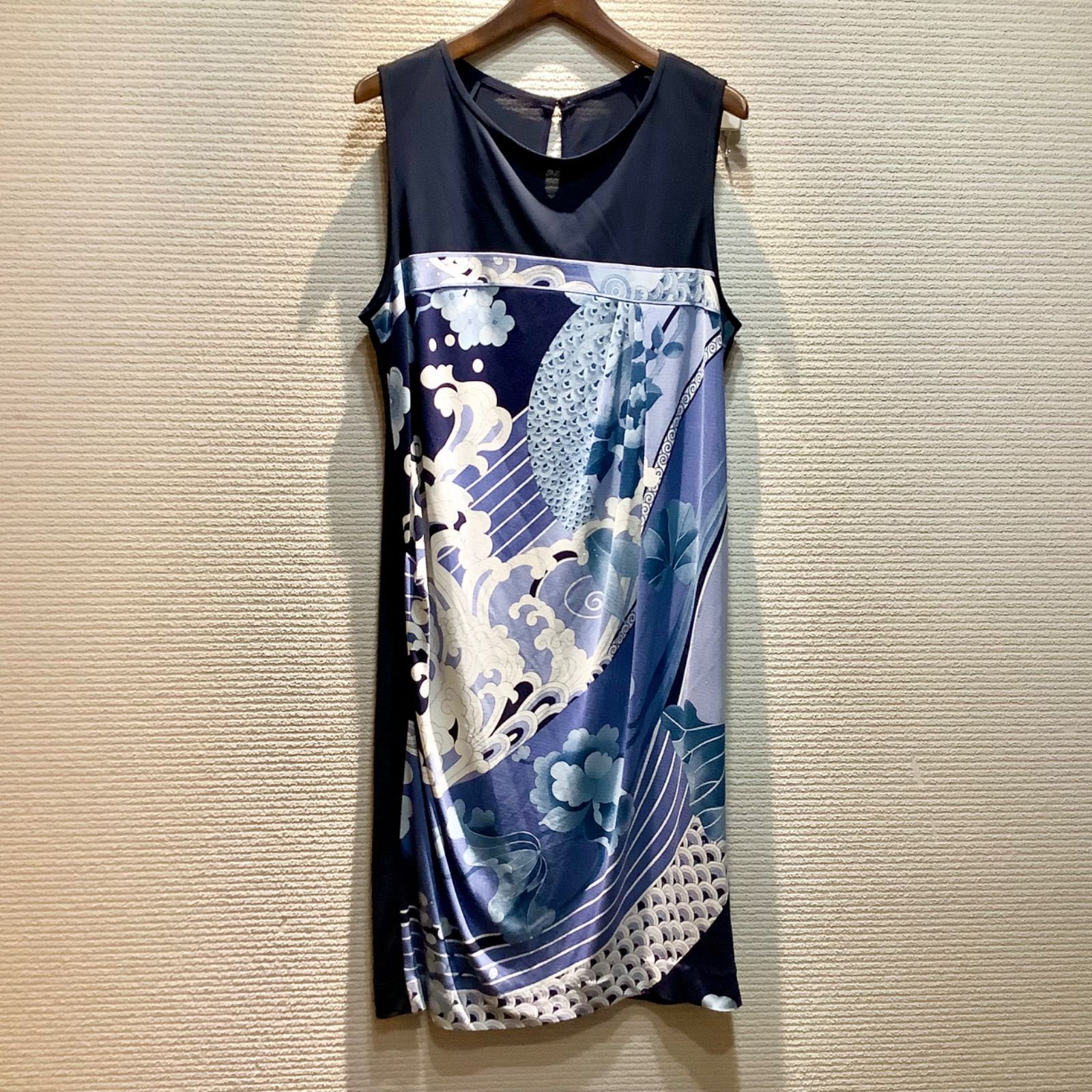LEONARDパリ　紺地に花柄ワンピース レオナール LEONARD PARIS 花柄 フラワー ストレッチ ワンピース