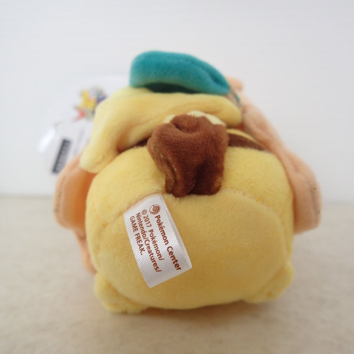 ポケモンセンター マスコット モクローのポンチョを着たピカチュウ 紙 ポケモンセンター マスコット モクローのポンチョを着たピカチュウ 紙