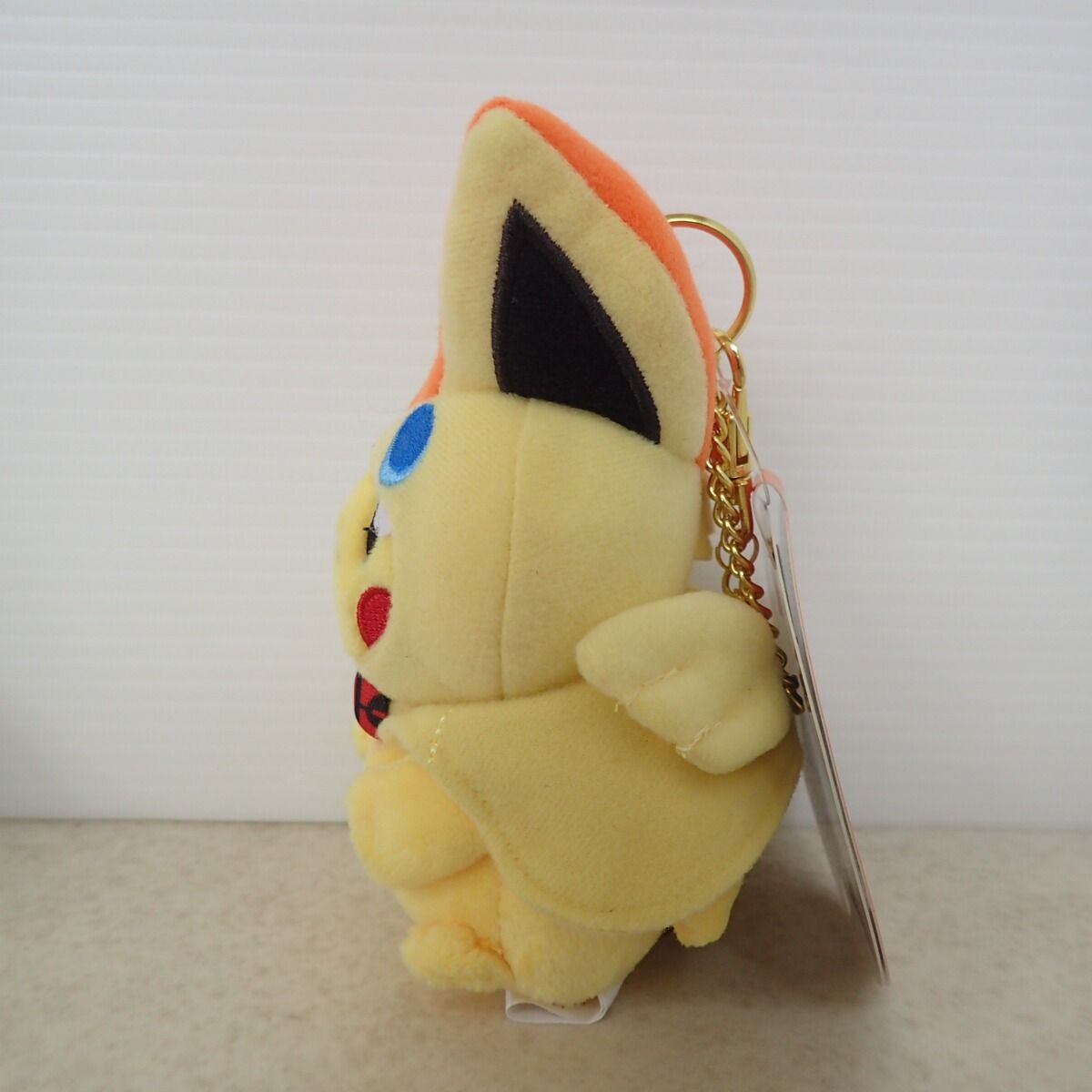 ビクティニポンチョのピカチュウ　ぬいぐるみ　タグ付き ポケモンセンター マスコット ビクティニのポンチョを着たピカチュウ