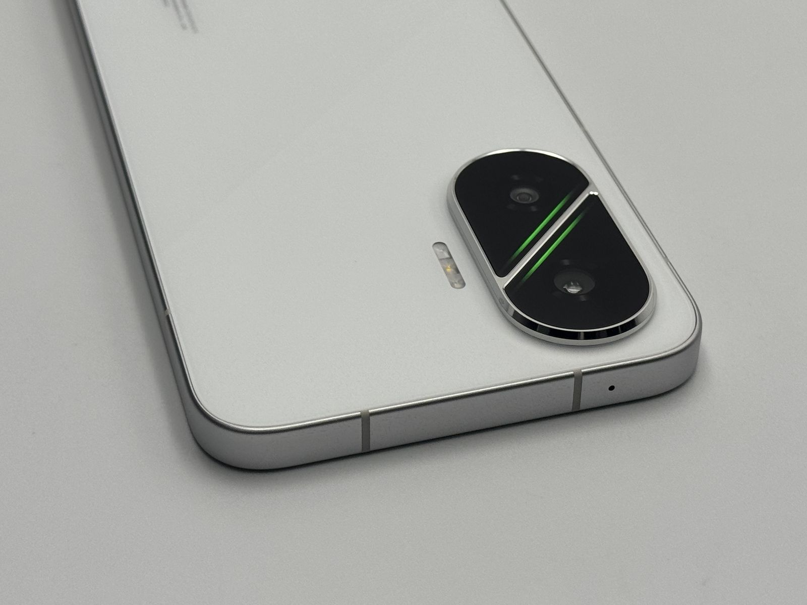 中古A POCO F7 12GB/256GB ホワイト SIMフリー - メルカリ
