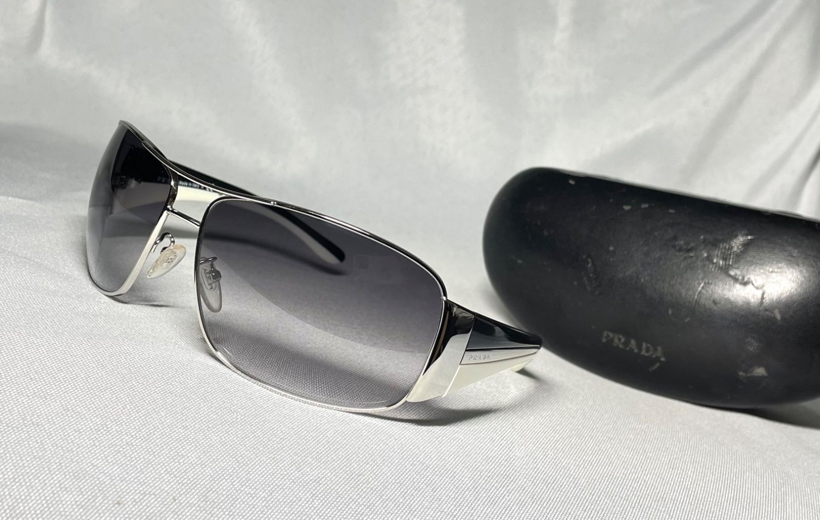 美品 希少 PRADA プラダ ブランドロゴ文字 ブラック&ホワイト&シルバー サングラス 黒&白 男女兼用 ユニセックス ケースあり