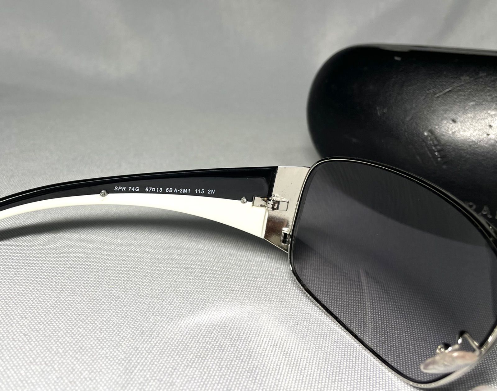 美品 希少 PRADA プラダ ブランドロゴ文字 ブラック&ホワイト&シルバー