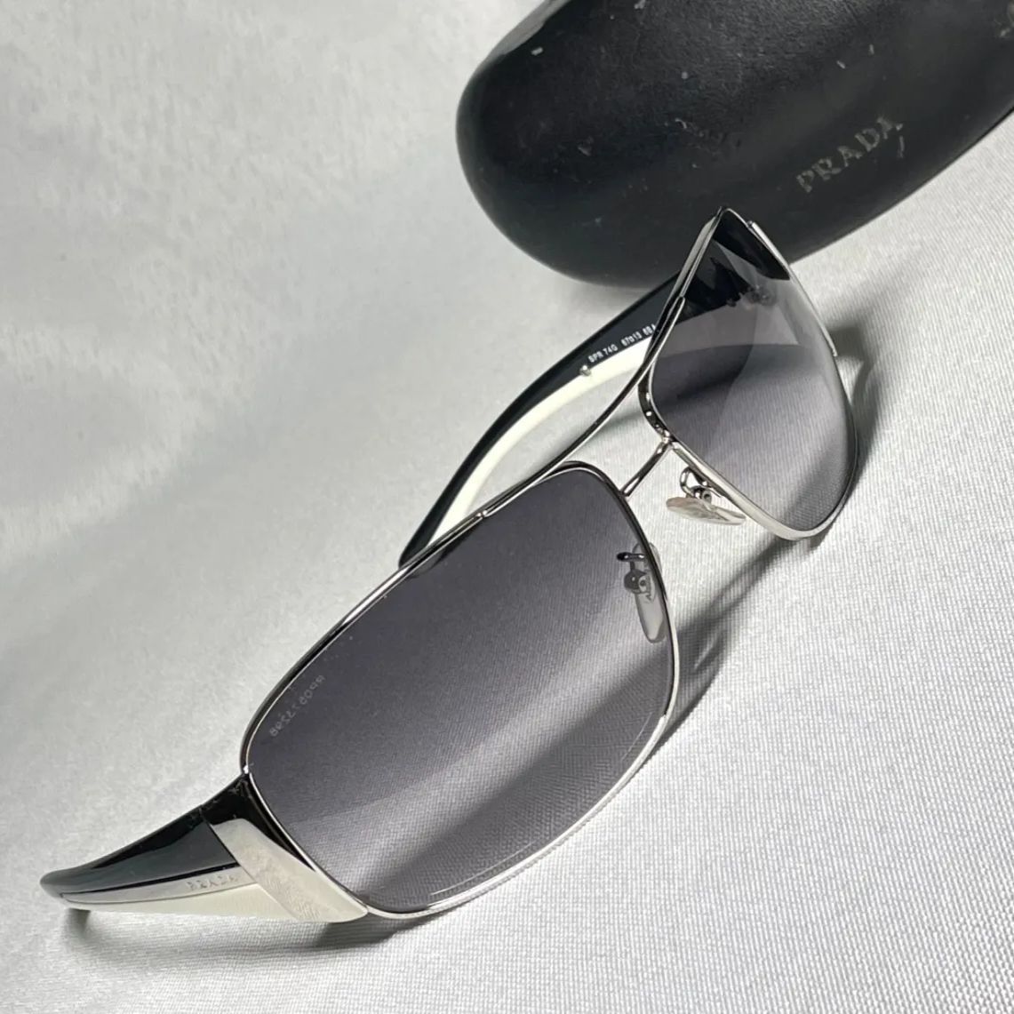 美品 希少 PRADA プラダ ブランドロゴ文字 ブラック&ホワイト&シルバー