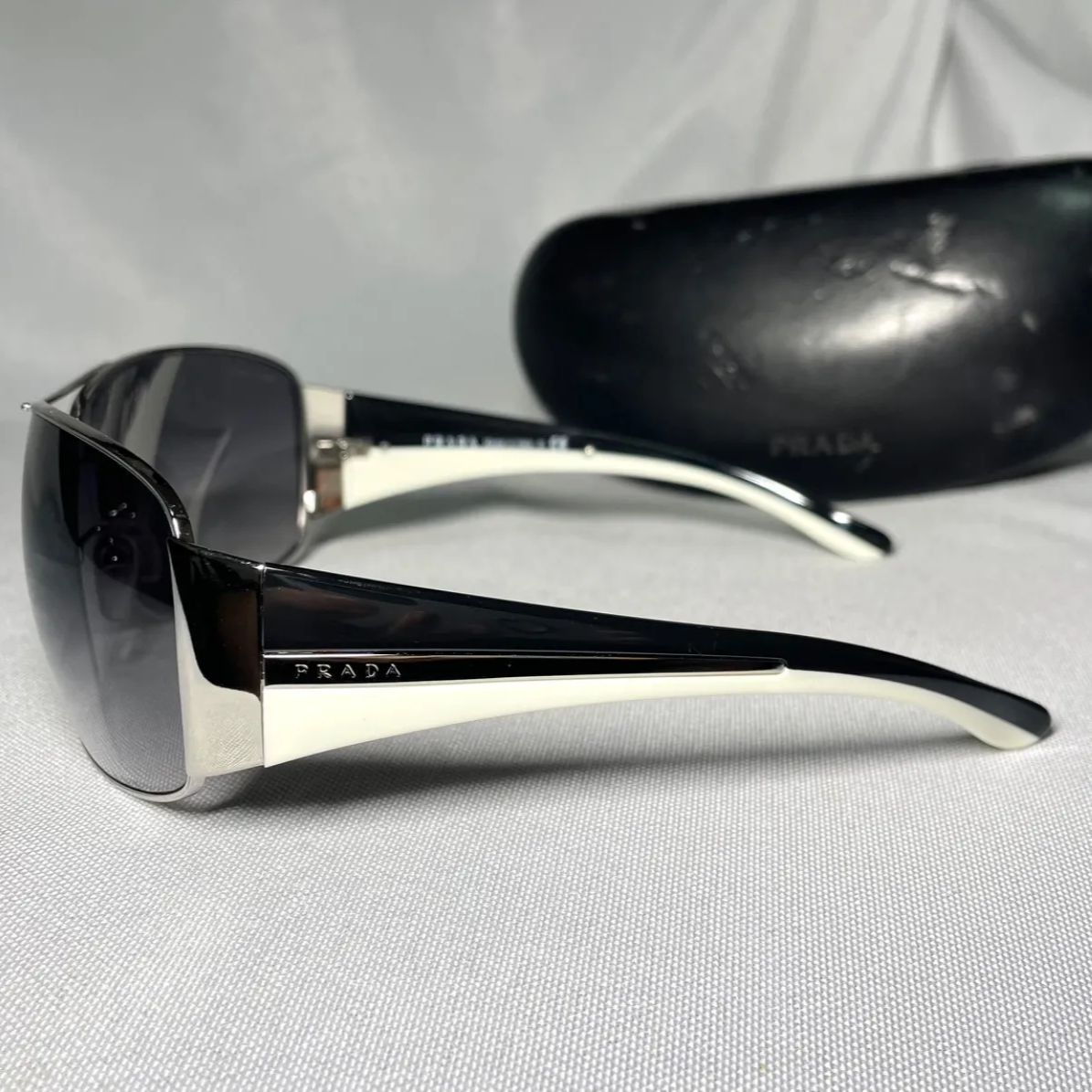 美品 希少 PRADA プラダ ブランドロゴ文字 ブラック&ホワイト&シルバー