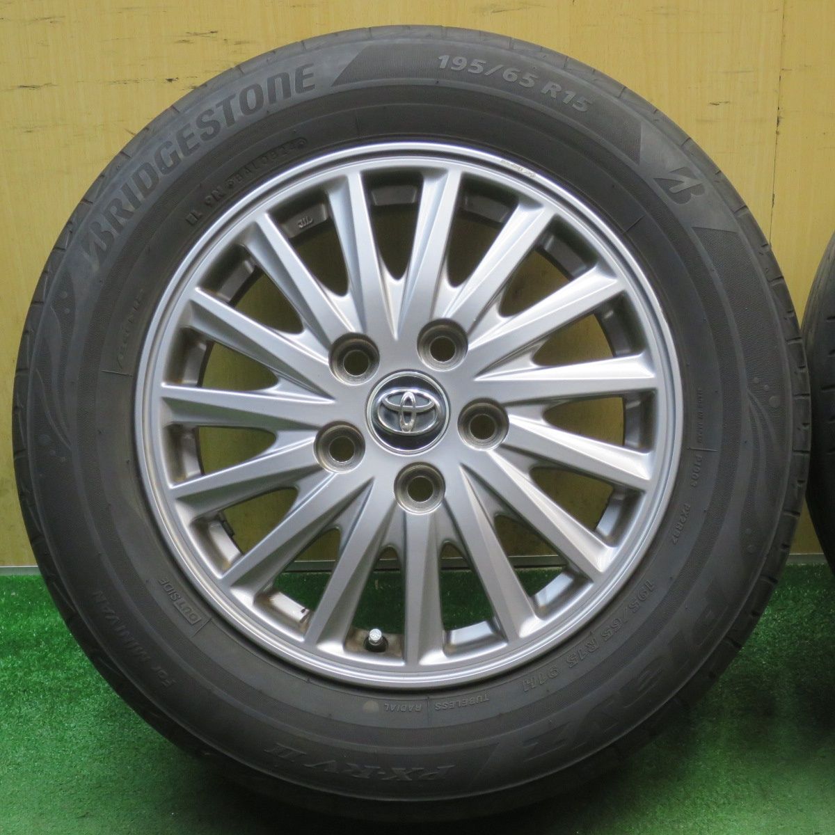 4本価格！24年◎トヨタ 80系 ノア ヴォクシー 純正 195/65R15
