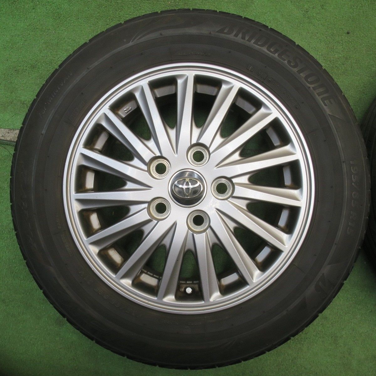 4本価格！24年◎トヨタ 80系 ノア ヴォクシー 純正 195/65R15
