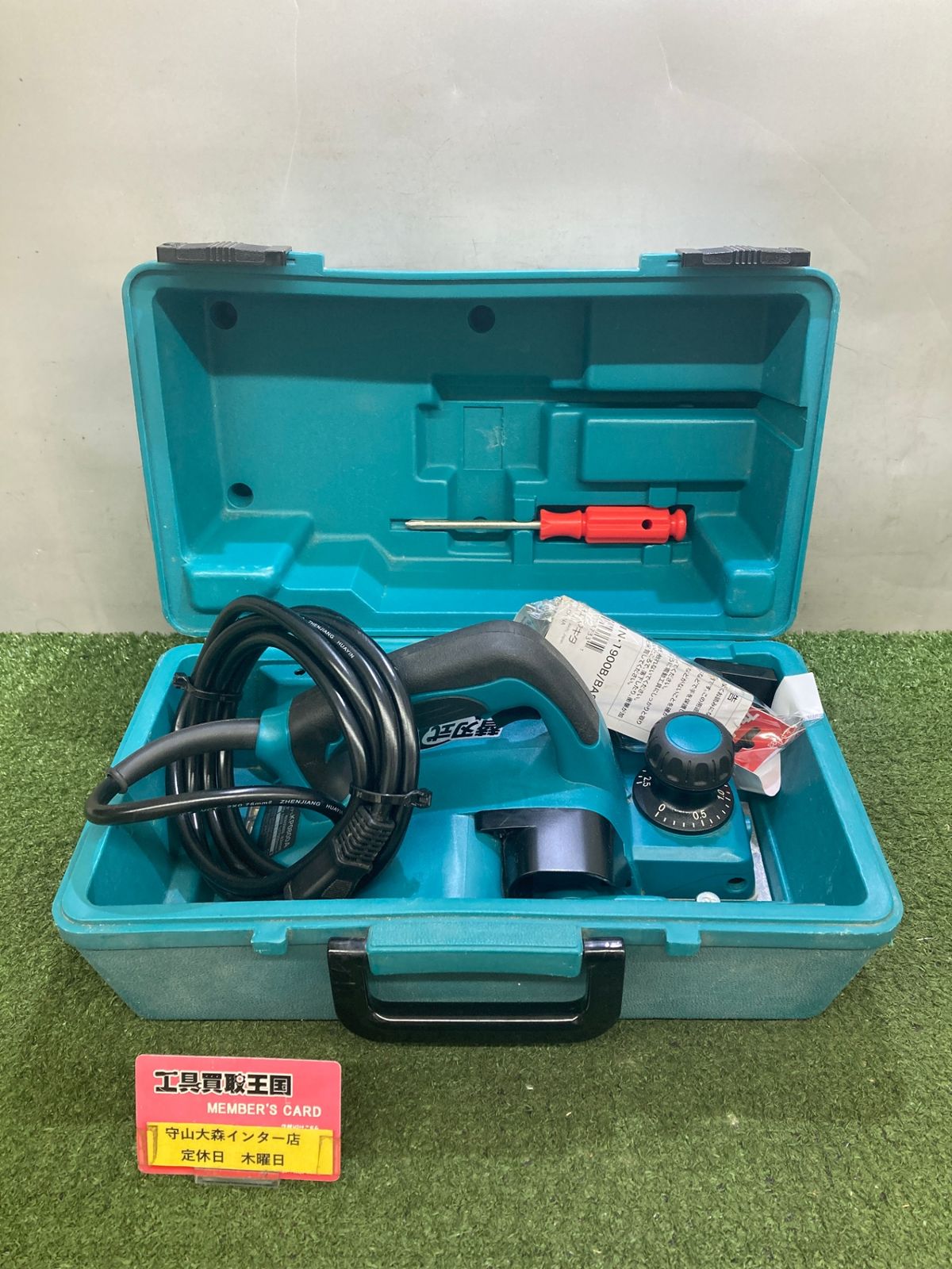 【中古品】【0921】★makita(マキタ) 82㎜電気カンナ KP0800A　ITZ67KU9XB1O