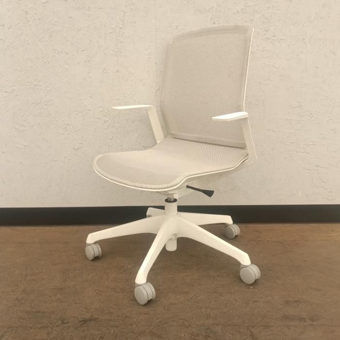 オカムラ オフィスチェア 肘あり シナーラ スタンダードカラータイプ CD77LE-F2X2 2026年製 ホワイト デスクチェア チェア イス 椅子 中古