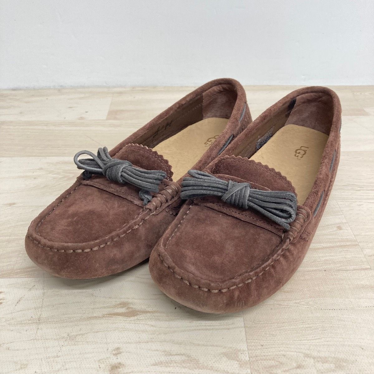 美品 UGG モカシン 23.5cm ブラウン スエード 1006035 リボン フラット
