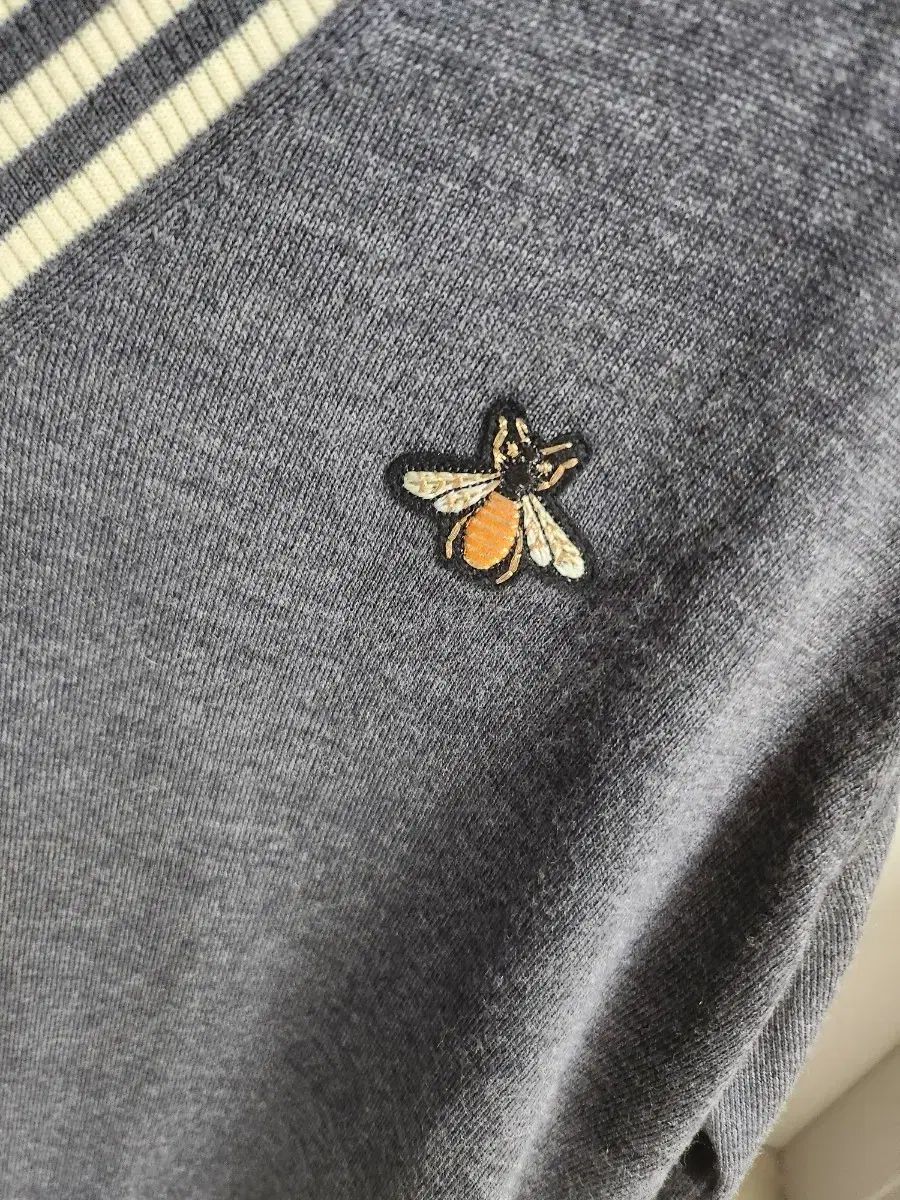 みつばち 刺繍 Vネック ウールニット 95