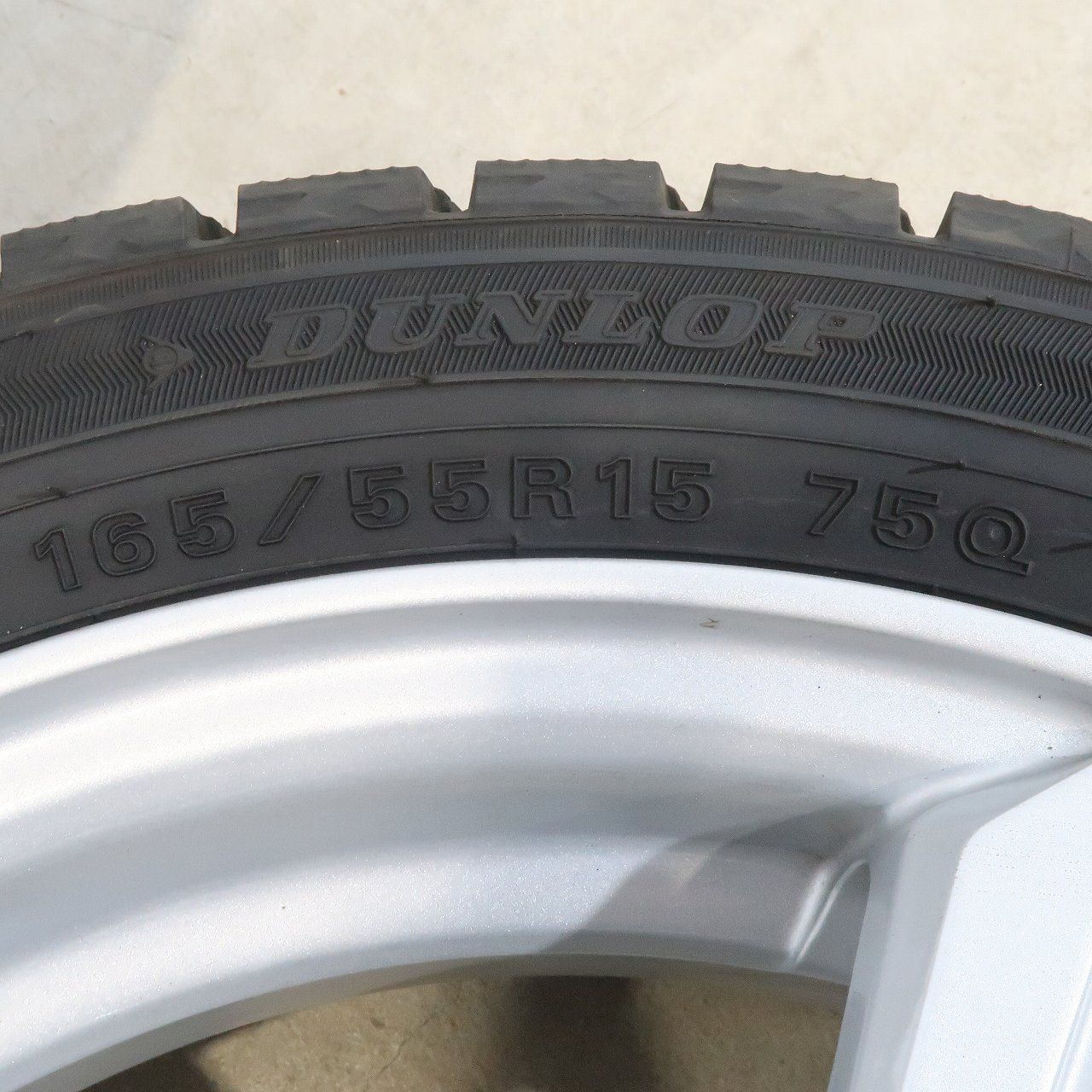 軽自動車に 4本 社外 15インチ スタッドレス DUNLOP ウィンター 