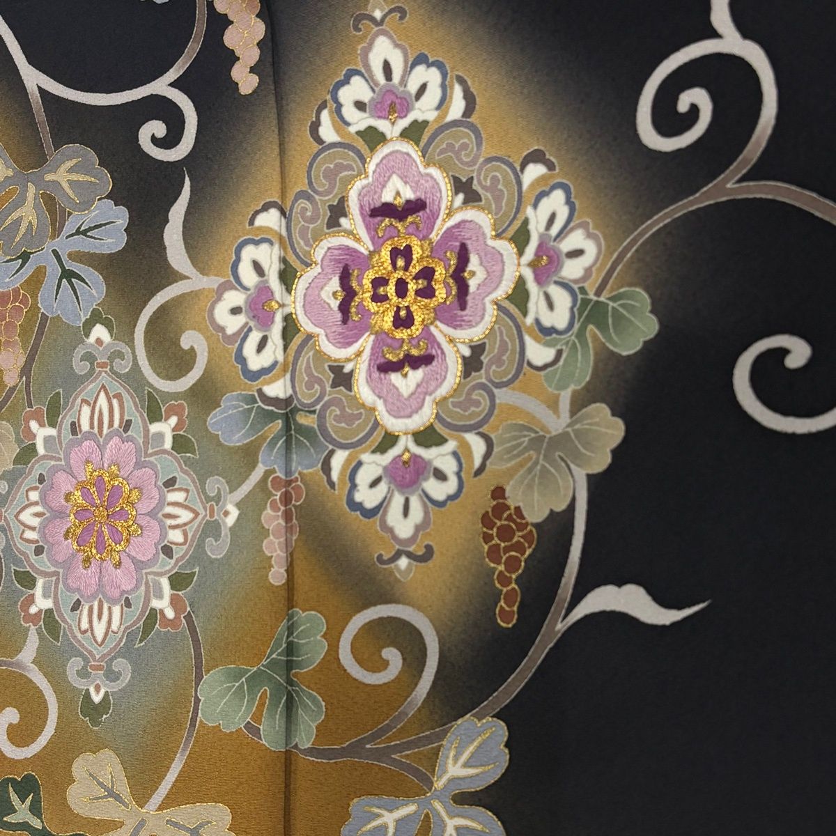 訪問着 身丈159.5cm 裄丈64cm M 袷 帝王紫 落款 華文 葡萄唐草 刺繍