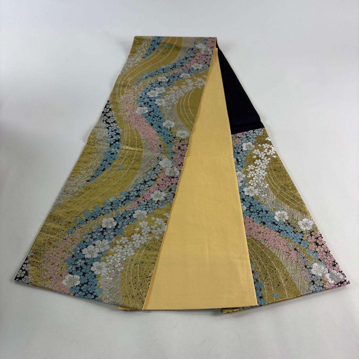 美品】 袋帯 秀品 桜 花びら 金銀糸 箔 金色 六通 正絹 【中古