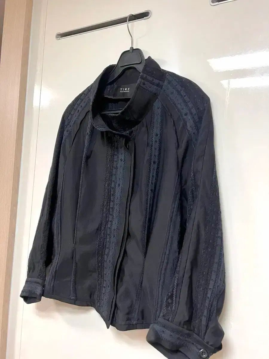 The HANDSOME タイムTIME レースLINE バイカラー シャカシャカ素材 ショートジャケット ブラックネイビー アウター パフ袖 ピンタック