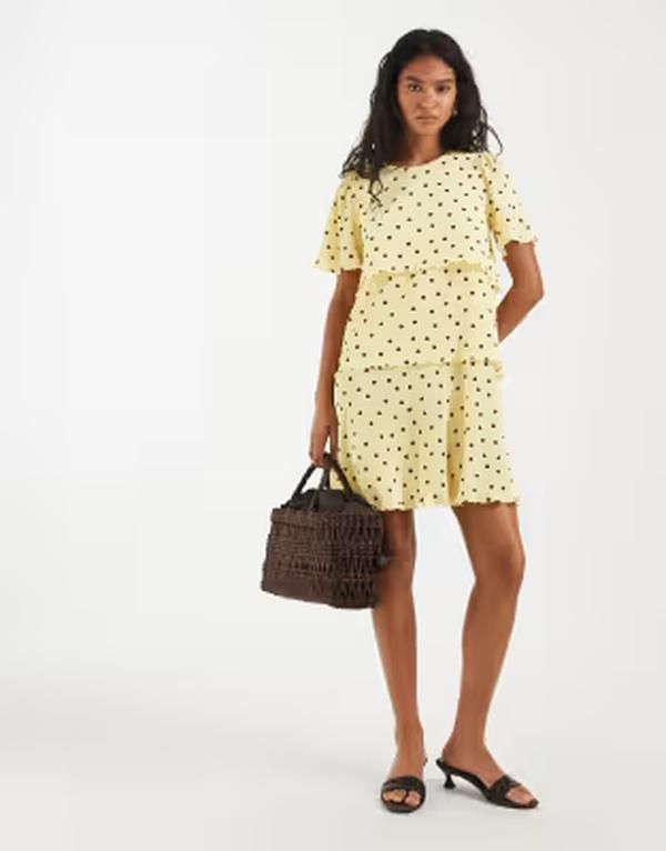 ピーシーズ レディース トップス ワンピース ドット柄 ティアードット プリント ミニ PIECES textured tiered mini dress in yellow and brown po 16,265円