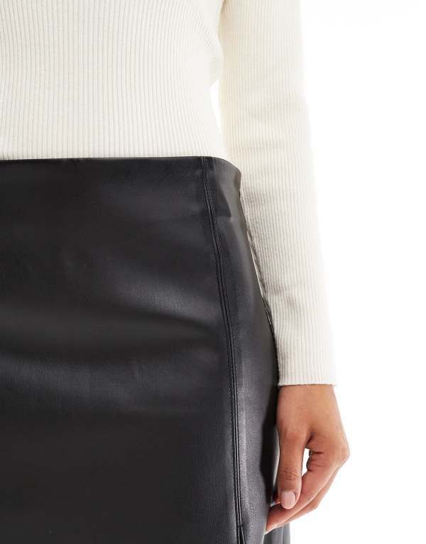 ヴェロモーダ レディース ボトムス スカート ミニ レザー フェイクレザー Vero Moda faux leather mini skirt with notch front Black ブラック ヴェロモーダ レディース ボトムス スカート ミニ レザー フェイクレザー Vero Moda faux leather mini skirt with notch front Black ブラック