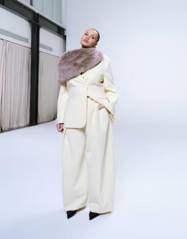 エイソス レディース ボトムス カジュアルパンツ ASOS DESIGN Curve relaxed tailored barreleg pants in yellow Buttermilk イエロー