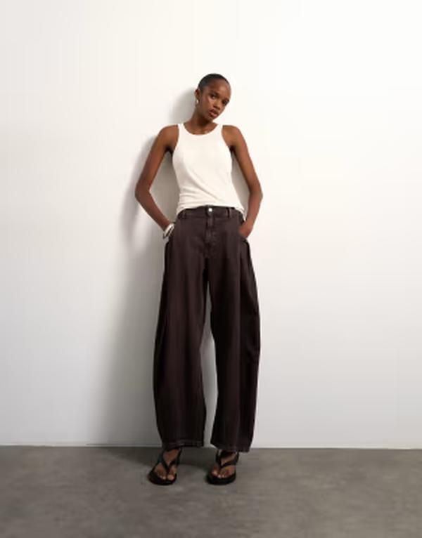 トップショップ レディース ボトムス デニムパンツ ジーンズ Topshop Cocoon mid rise barrel jeans in chocolate チョコレート