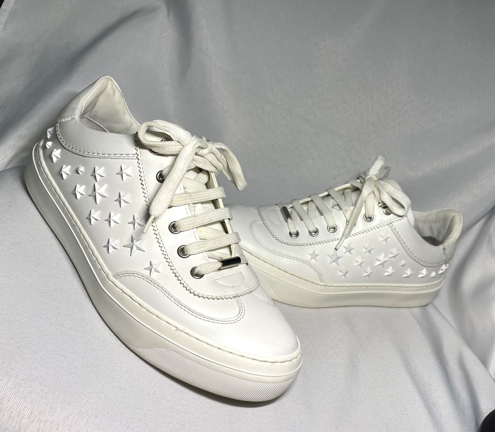 ジミーチュウ　新品　ホワイトレザースニーカー スター装飾付き JIMMY CHOO ジミーチュウ ブランドアイコンロゴ マルチスターエンボス