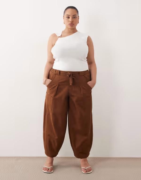 エイソス レディース ボトムス カジュアルパンツ ASOS Curve ASOS DESIGN Curve pull on barrel pants in chocolate チョコレート