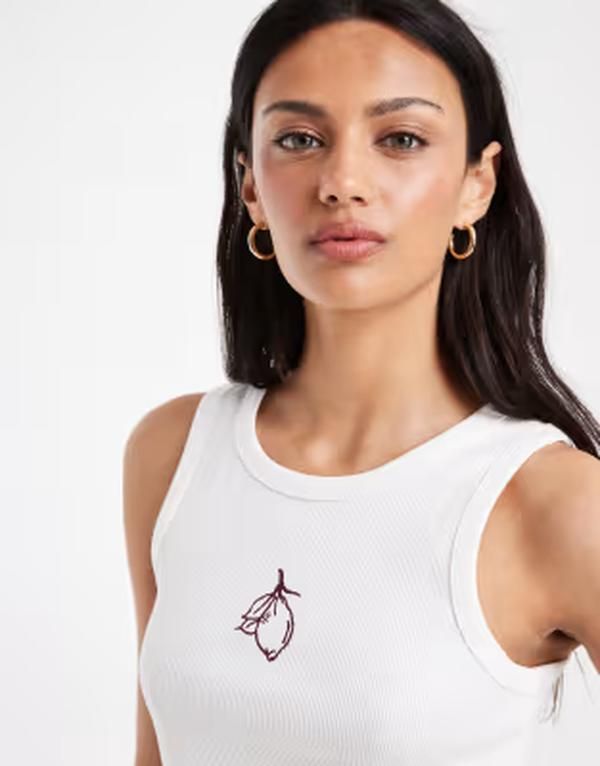 ピーシーズ レディース トップス ベスト コットン 刺繍 PIECES lemon embroidered cotton tank top Bright White Lemon ホワイト