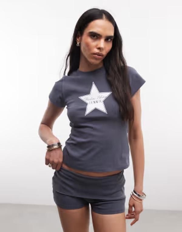 フランキーズ ビキニ レディース トップス Tシャツ プリント Frankies Bikinis x Jennie Kim star print baby tee in faded Gray グレー