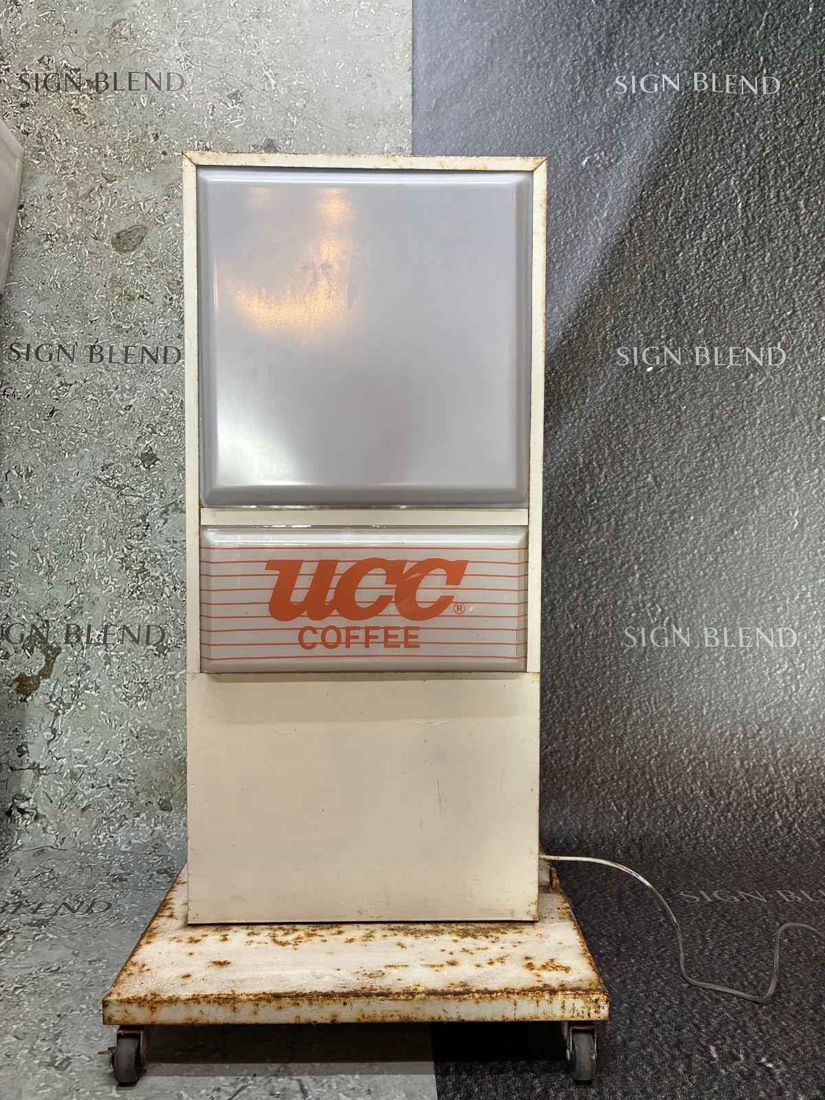 【中古】置き型看板（キャスター付き）UCCロゴ（Lot No,sanwa022）