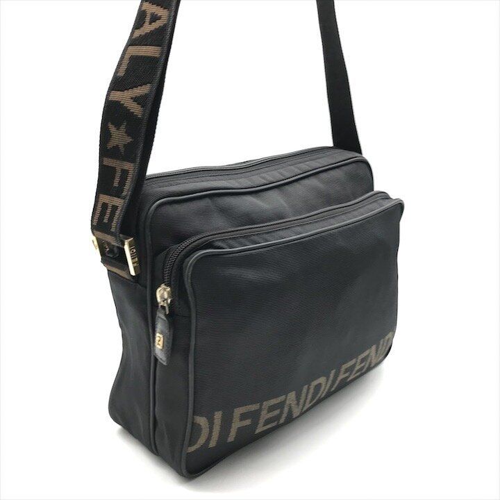 【FENDI】メッセンジャーバッグ　ロゴライン　ゴールド金具　ナイロン　ブラック 良品 FENDI フェンディ ナイロン ショルダー バッグ ブラック ロゴ