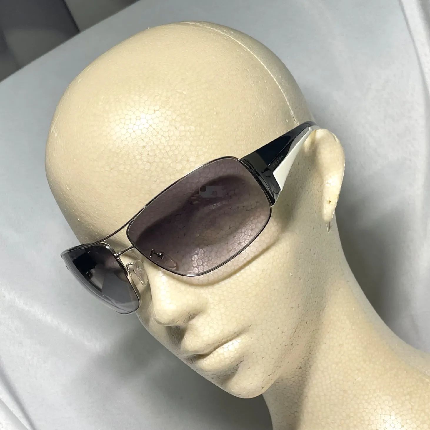 美品 希少 PRADA プラダ ブランドロゴ文字 ブラック&ホワイト&シルバー