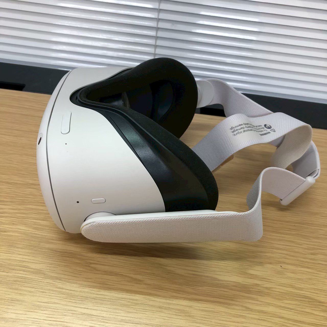 Oculus Quest 2 64GB VRヘッドセット (やや傷あり) - メルカリ