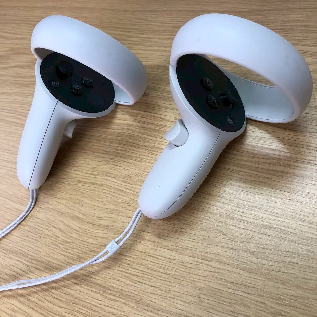 Oculus Quest 2 64GB VRヘッドセット (やや傷あり) - メルカリ