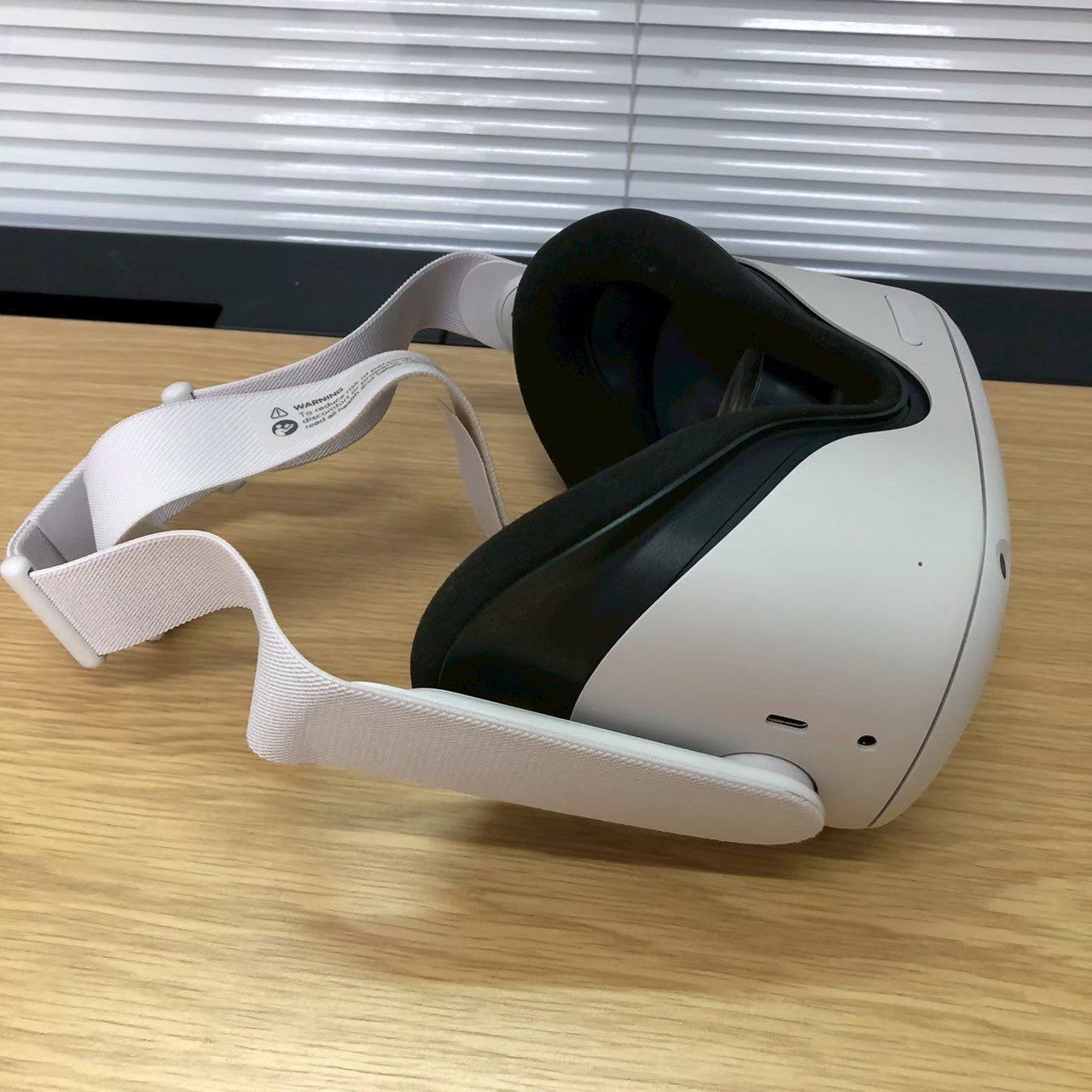 Oculus Quest 2 64GB VRヘッドセット (やや傷あり) - メルカリ