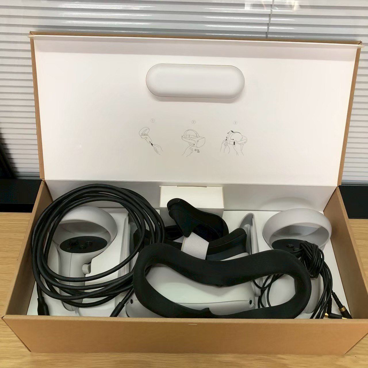 Oculus Quest 2 64GB VRヘッドセット (やや傷あり) - メルカリ