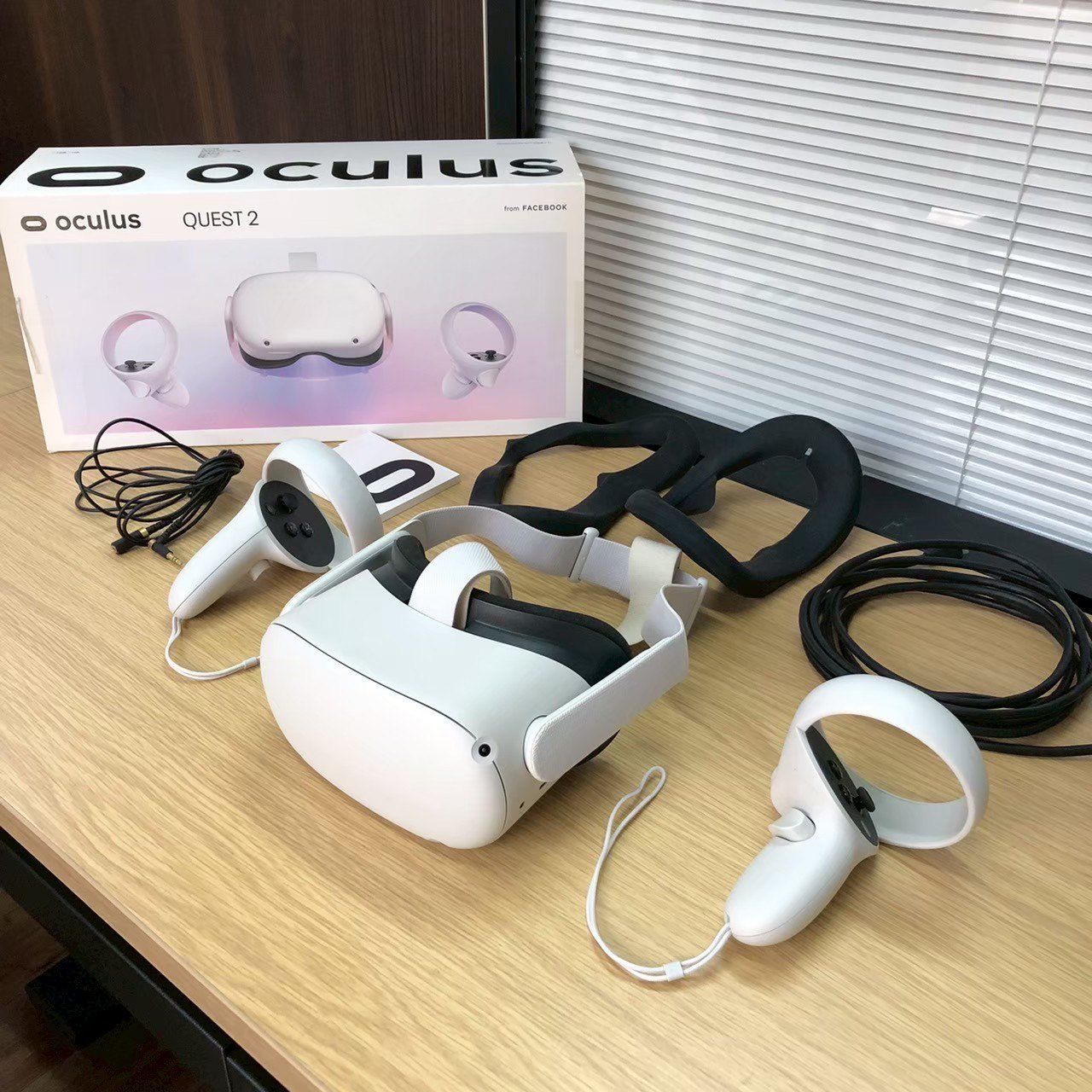 Oculus Quest 2 64GB VRヘッドセット (やや傷あり) - メルカリ