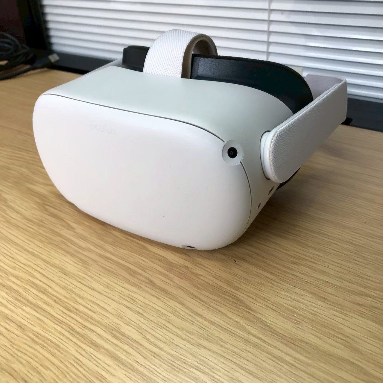 Oculus Quest 2 64GB VRヘッドセット (やや傷あり) - メルカリ