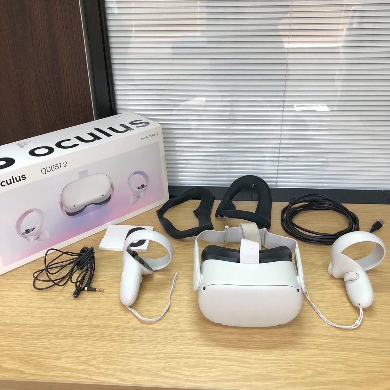 Oculus Quest 2 64GB VRヘッドセット (やや傷あり) - メルカリ