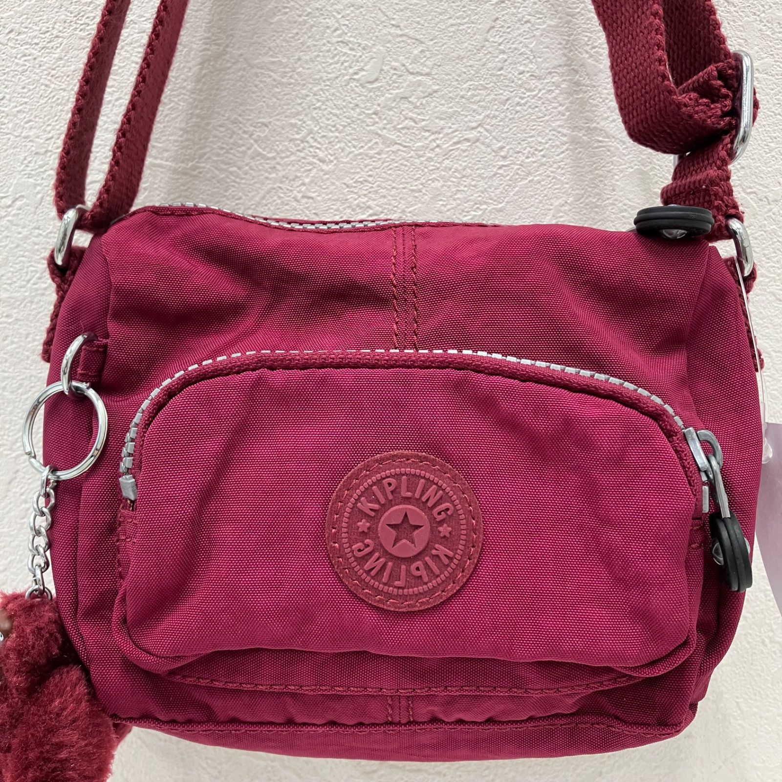 5895 Kipling キプリング ショルダーバッグ 斜めがけ 紐調節可能 赤紫
