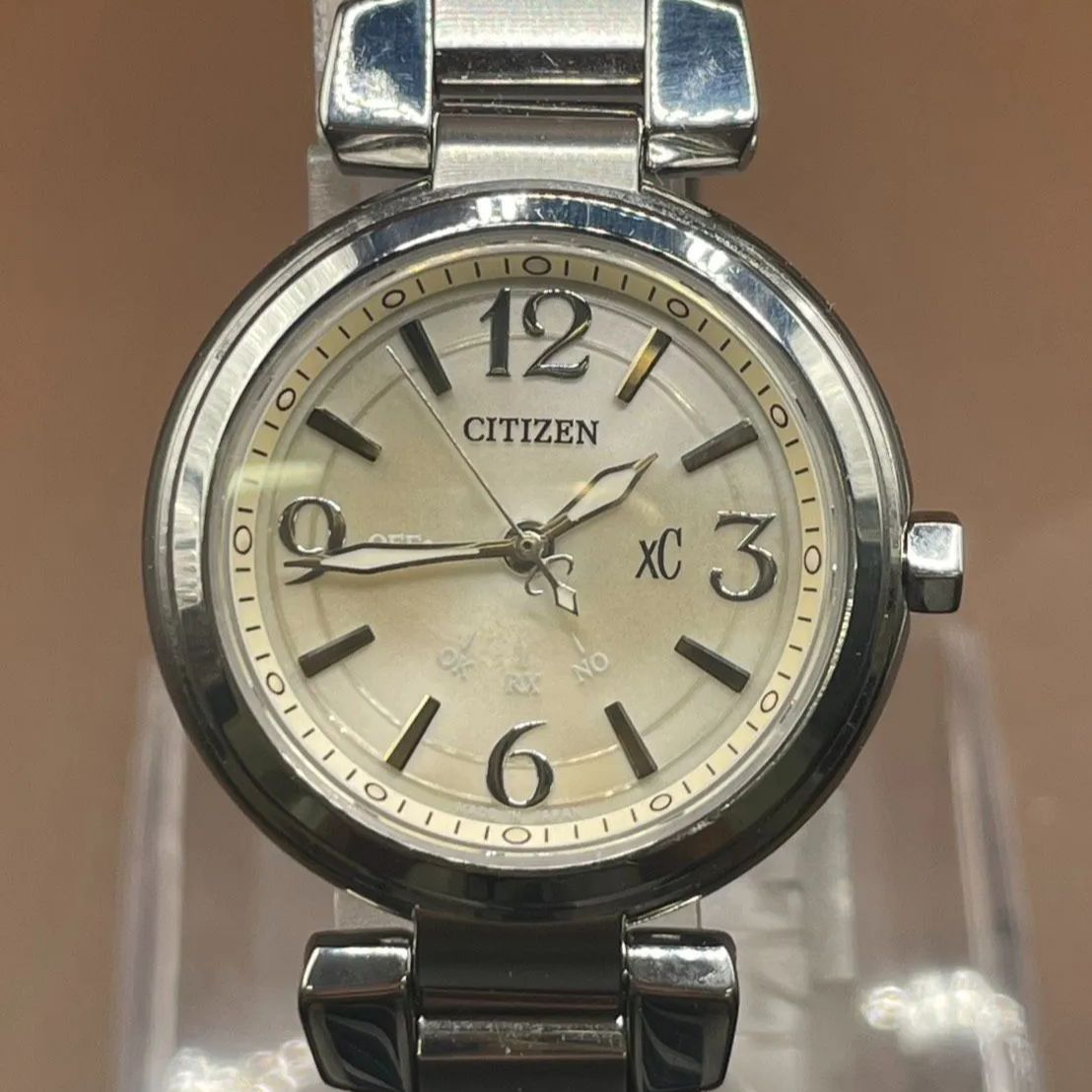 ◎【✨稼働品✨】CITIZEN　シチズン　ECO Drive　エコドライブ 型番　H335-T012345　電波ソーラー　動作確認済み　レディース　女性　文字盤　ラウンド　丸形　カラー　クリーム色　ベージュ　銀色　シルバー　デイト　表示機能付き　ステンレス