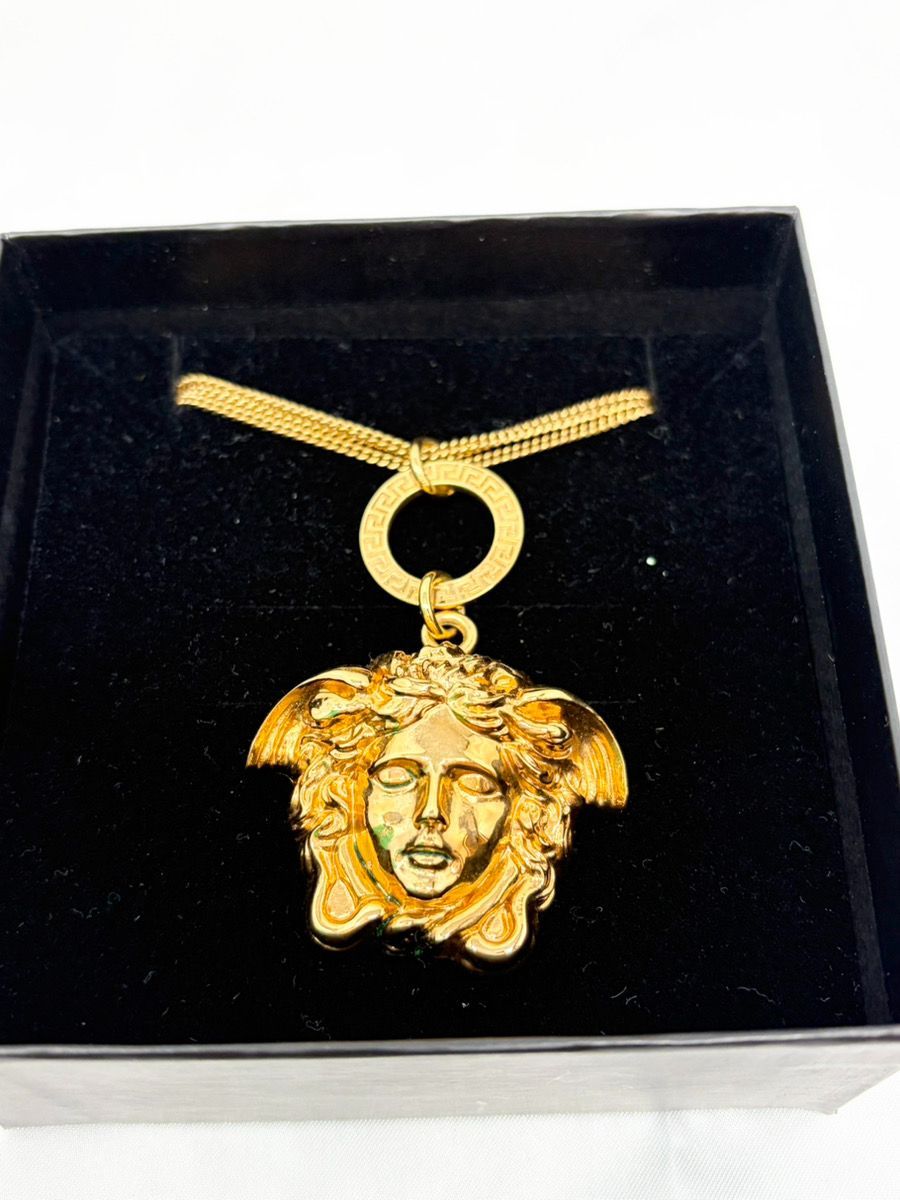 VERSACE ベルサーチ メドゥーサネックレス ゴージャス ネックレス 44㎝(調節可)中古 スレなどあり M-2089 VERSACE ベルサーチ メドゥーサネックレス ゴージャス ネックレス 44㎝(調節可)中古 スレなどあり M-2089