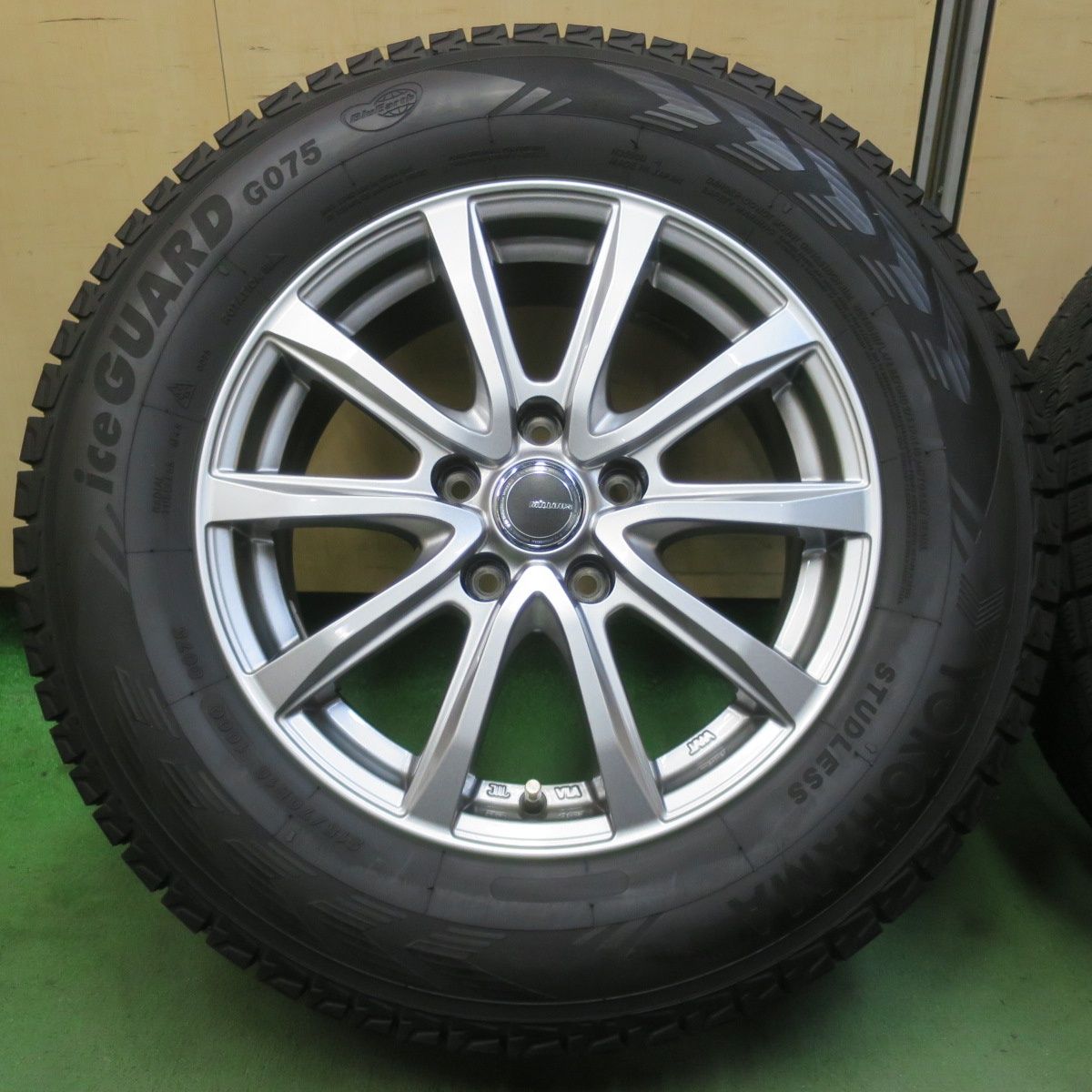 バリ溝！24年！キレイ！9.5分◎スタッドレス 215/70R16 ヨコハマ 