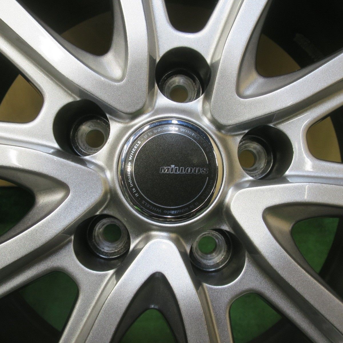 バリ溝！24年！キレイ！9.5分◎スタッドレス 215/70R16 ヨコハマ 