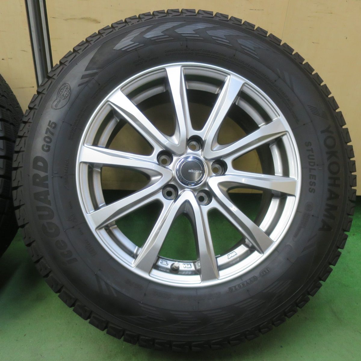 バリ溝！24年！キレイ！9.5分◎スタッドレス 215/70R16 ヨコハマ 