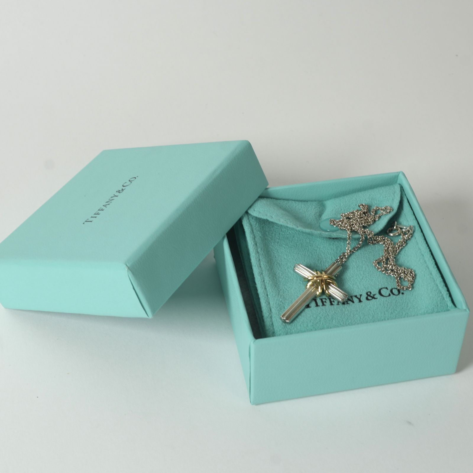 TIFFANY&Co. シグネチャークロス ペンダント ネックレス 18KYG 