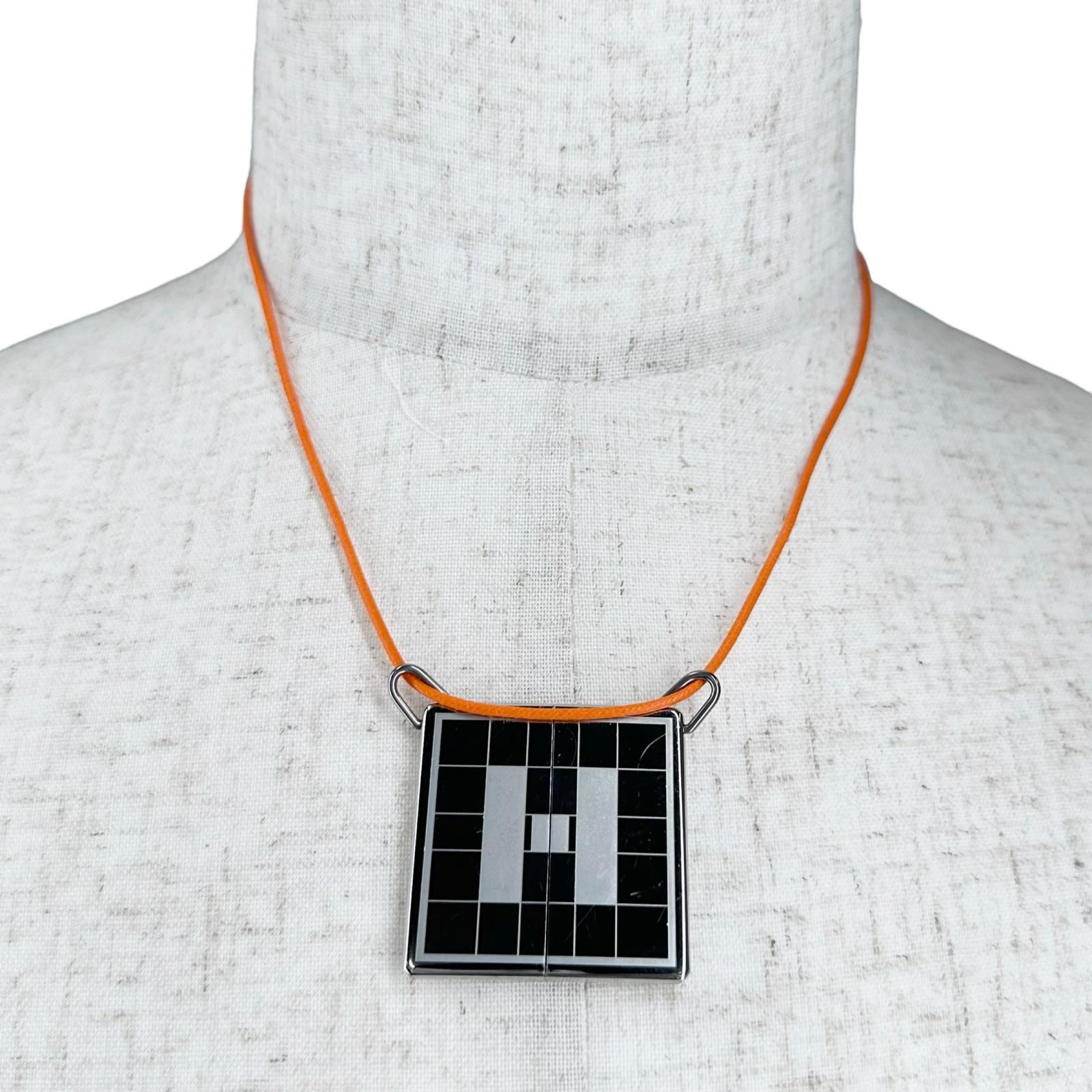 新着】HERMES シンボル ペンダント レザー、メタル オレンジ、シルバー