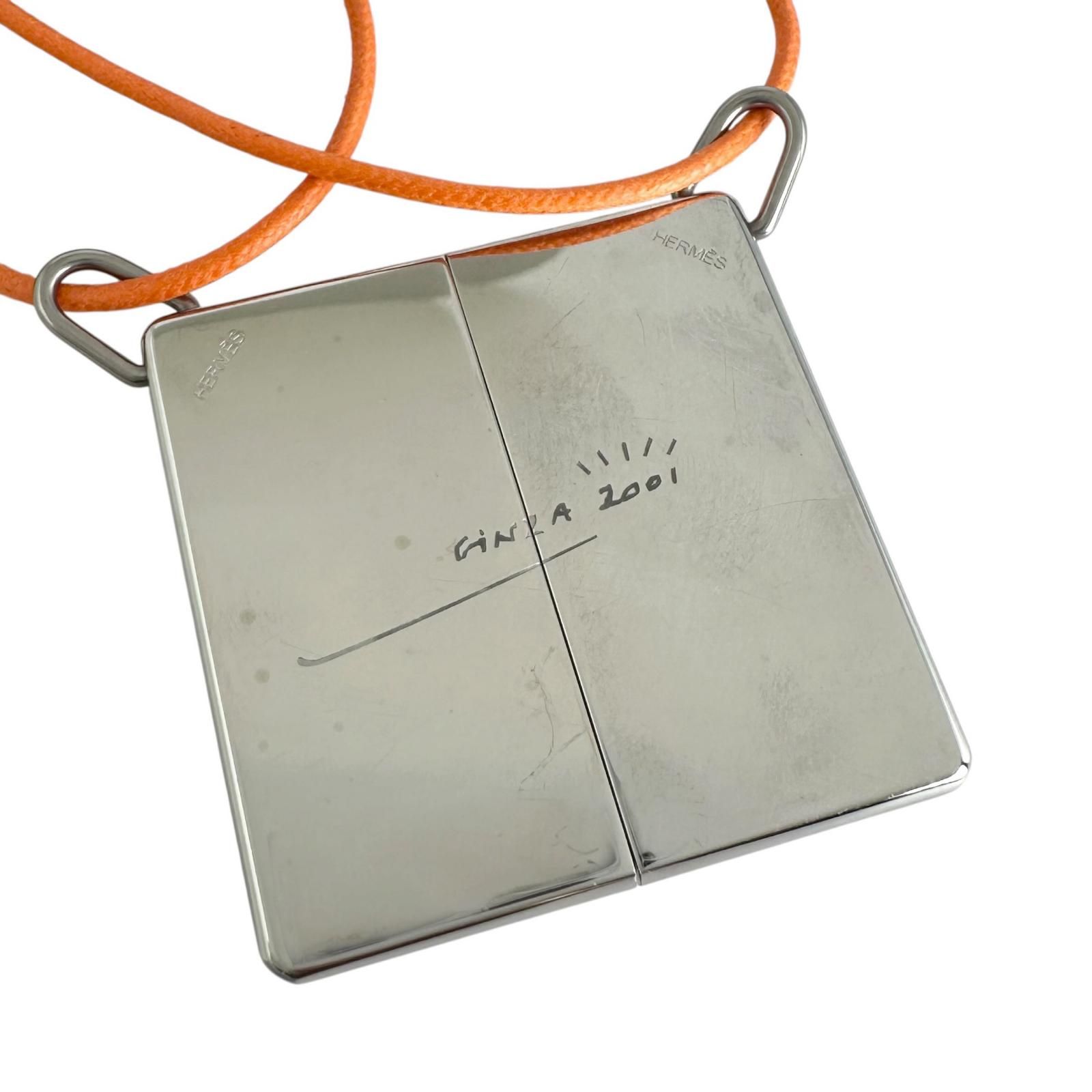 新着】HERMES シンボル ペンダント レザー、メタル オレンジ、シルバー